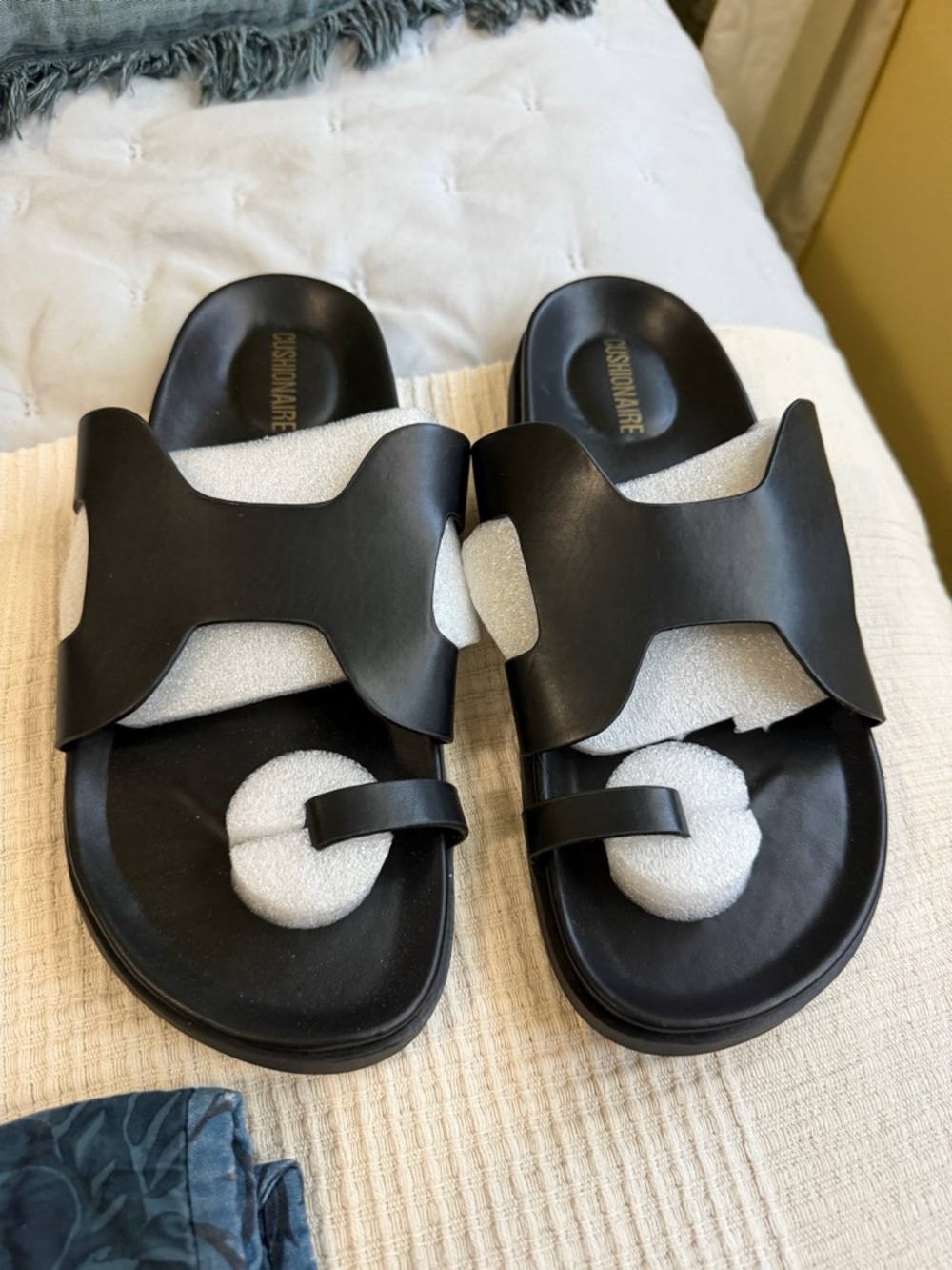 Black womens cushionaire sandals 8.5 new
